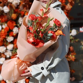 Букет "На закате дня" из гладиолусов, калл, гиперикума и диантусов в Апрелевке