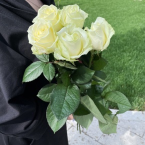 Букет из 5 белых роз (70 см) в Апрелевке