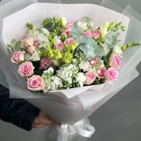 Букет "Особый случай " из ароматных маттиол, фрезий и кустовых роз в Апрелевке