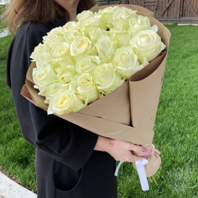 Букет из 25 белых роз в крафте (70 см) в Апрелевке