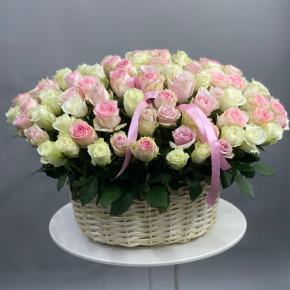 Композиция в корзине из 101 кенийской розы пастельный микс (40 см) в Апрелевке