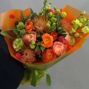 Букет "Караван" из ранункулюсов,скиммии, лейко, роз Эквадор Кахала и эустом в Апрелевке