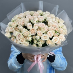 Букет из 35 кремовых кустовых роз (50 см) в Апрелевке