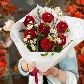 Букет "Марс" из георгин и хамелациума в Апрелевке