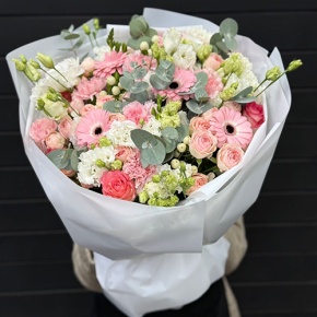 Букет "Ромео" из роз, эвкалипта, гербер, ароматных фрезий, озатамнуса, эустом и диантусов в Апрелевке
