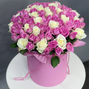 Композиция в шляпной коробке из 151 розы кения микс в Апрелевке