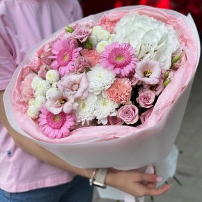 Букет "Розовые облака" из хризантемы, кустовых роз, диантусов, гортензии и эустом в Апрелевке