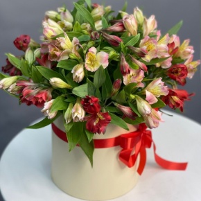 Композиция в шляпной коробке из 21 альстромерии в Апрелевке