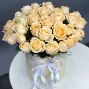 Композиция в шляпной коробке из 35 кремовых кенийских роз в Апрелевке