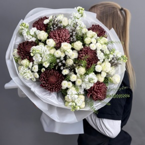 Букет "Шоколадный френч" из кустовых роз, хризантем Бигоуди, брунии, ароматных маттиол и сантини в Апрелевке