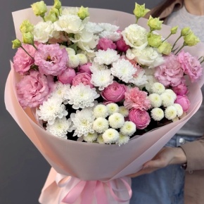 Букет "Задыхаюсь от нежности" из хризантемы, кустовых пионовидных роз, диантусов и эустом в Апрелевке