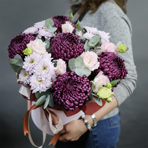 Композиция в шляпной коробке "Наденька" из хризантем Бигоуди, эустом и эвкалипта в Апрелевке