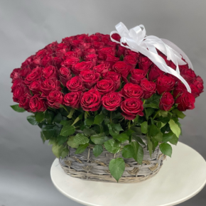 Композиция в корзине из 101 красной розы в Апрелевке