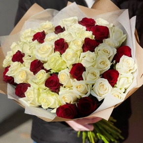 Букет 51 белая и красная роза (50 см) в Апрелевке