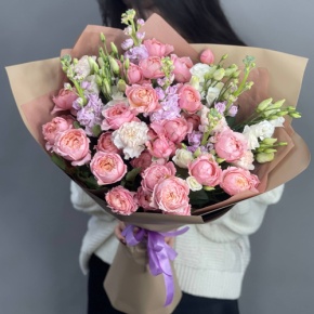 Букет "Лиана" из ароматных маттиол, пионовидных кустовых роз Джульетта, эустом и диантусов в Апрелевке