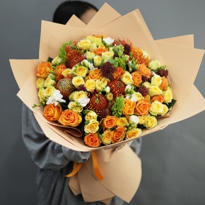 Букет "Осенние грёзы" из лейко, роз, фрезий, скиммии, молюцеллы и лейко в Апрелевке