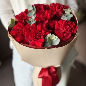 Букет "Красная пантера" из 7 роз Эквадор и эвкалипта в Апрелевке