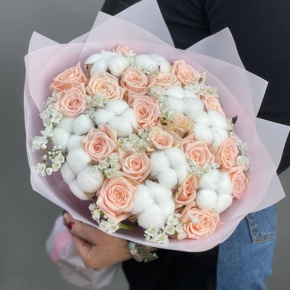 Пудровый букет из роз, хлопка и аллиума в Апрелевке