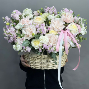 Композиция в корзине из роз Эквадор и ароматных маттиол в Апрелевке
