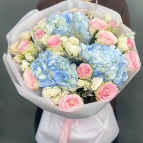 Букет "Легкий ветерок" из роз, конифера и гортензий в Апрелевке