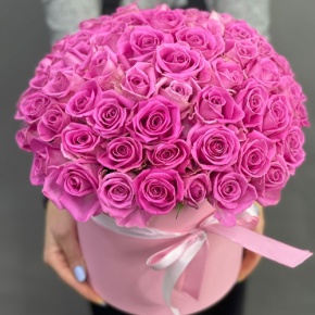 Композиция в шляпной коробке из 71 кенийской розы в Апрелевке