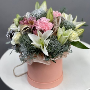 Композиция в шляпной коробке "Снегопад" из нобилиса, лилий, диантусов и альстромерий в Апрелевке