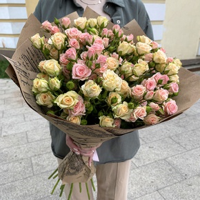 Букет из 19 кустовых роз в крафте (60 см) в Апрелевке