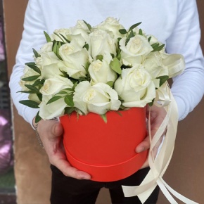 Композиция в шляпной коробке из 25 белых роз в Апрелевке