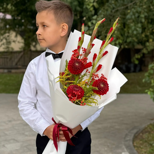 Букет на 1 сентября с красными гладиолусами, георгинами и калиной в Апрелевке