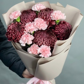 Букет из хризантем Бигоуди и розовых диантусов в Апрелевке