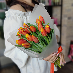 Букет из 15 огненных тюльпанов в Апрелевке