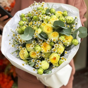 Букет "Иветта" из лимонных пионовидных кустовых роз и ромашек в Апрелевке