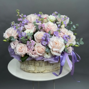 Композиция в корзине из французских роз и ароматных маттиол в Апрелевке