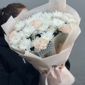 Букет из хризантем и диантусов пудра в Апрелевке