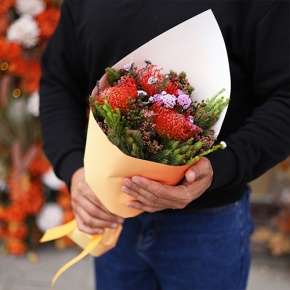 Букет "Капс" из лейко и экзотики в Апрелевке