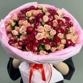 Букет "Рубиновый гранит" из 35 кустовых роз микс (50 см) в Апрелевке