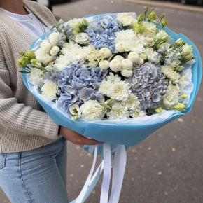 Букет "Голубые облака" из хризантемы, диантусов, Голландской гортензии, дельфиниума и эустомы в Апрелевке