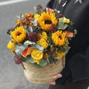 Композиция в сумке "Тональность" из подсолнухов, калл, ягод вибирнума, лимонных роз, скиммии и орхидеи в Апрелевке