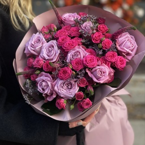 Букет "Малиновый вечер" из кустовых малиновых роз, вероники, лимониума и роз Меритим в Апрелевке