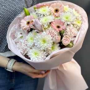 Букет "Дружба" из хризантемы, пионовидной лилии, гербер, диантусов и кустовых роз в Апрелевке