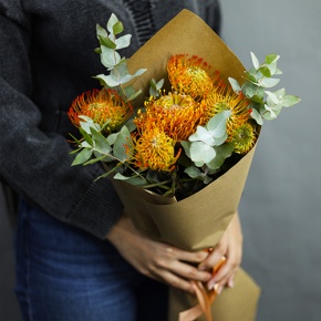 Букет "Гости из будущего" из 5 лейко и эвкалипта в Апрелевке