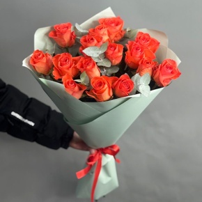 Букет из 15 морковных роз с эвкалиптом (50 см) в Апрелевке