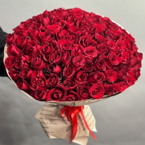 Букет 101 красная роза Кения в крафте (50 см) в Апрелевке
