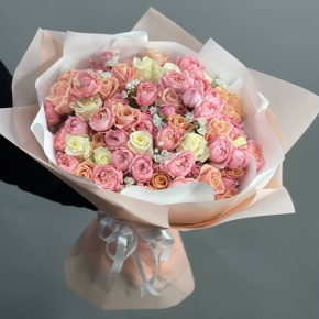 Букет "От моего сердца" из кустовых пионовидных роз Джульетта, аллиума и роз Аваланж в Апрелевке