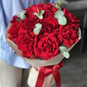 Букет "Красная пантера" из 13 роз Эквадор и эвкалипта в Апрелевке
