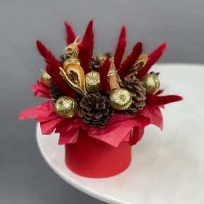 Композиция в шляпной коробке "Глинтвейн золото" из шишек, корицы и лагуруса в Апрелевке