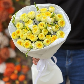 Букет "Всё решено" из лимонных пионовидных кустовых роз и ароматных фрезий в Апрелевке