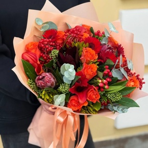 Букет "Красный закат" из калл, роз, калины, скиммии, гиперикума, сафари, гербер и капса в Апрелевке