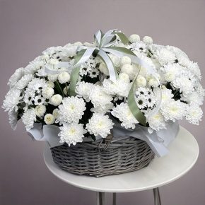 Композиция в корзине "Снежная лавина" из хризантем в Апрелевке