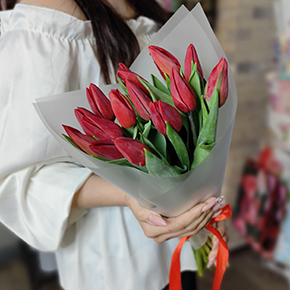 Букет из 15 красных тюльпанов в Апрелевке